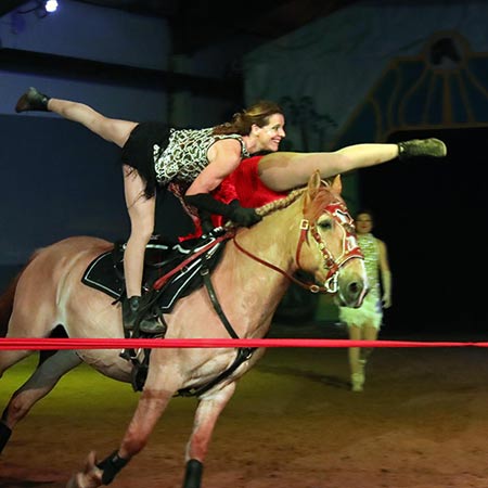 Zagal Cabaret Spectacle repas équestre et voltige La Palmyre Charente Maritime Nouvelle Aquitaine